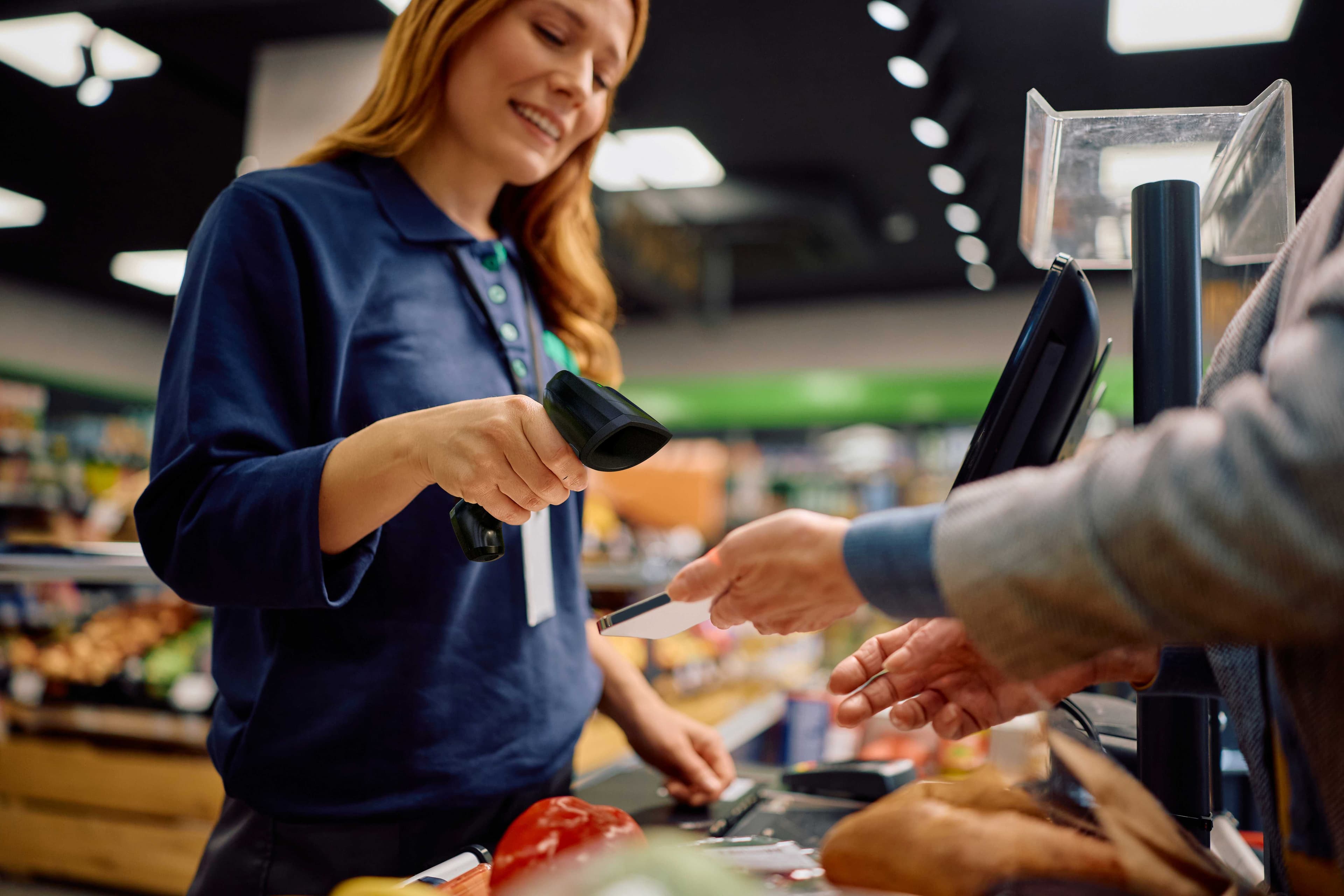 Empleado escaneando teléfono del cliente