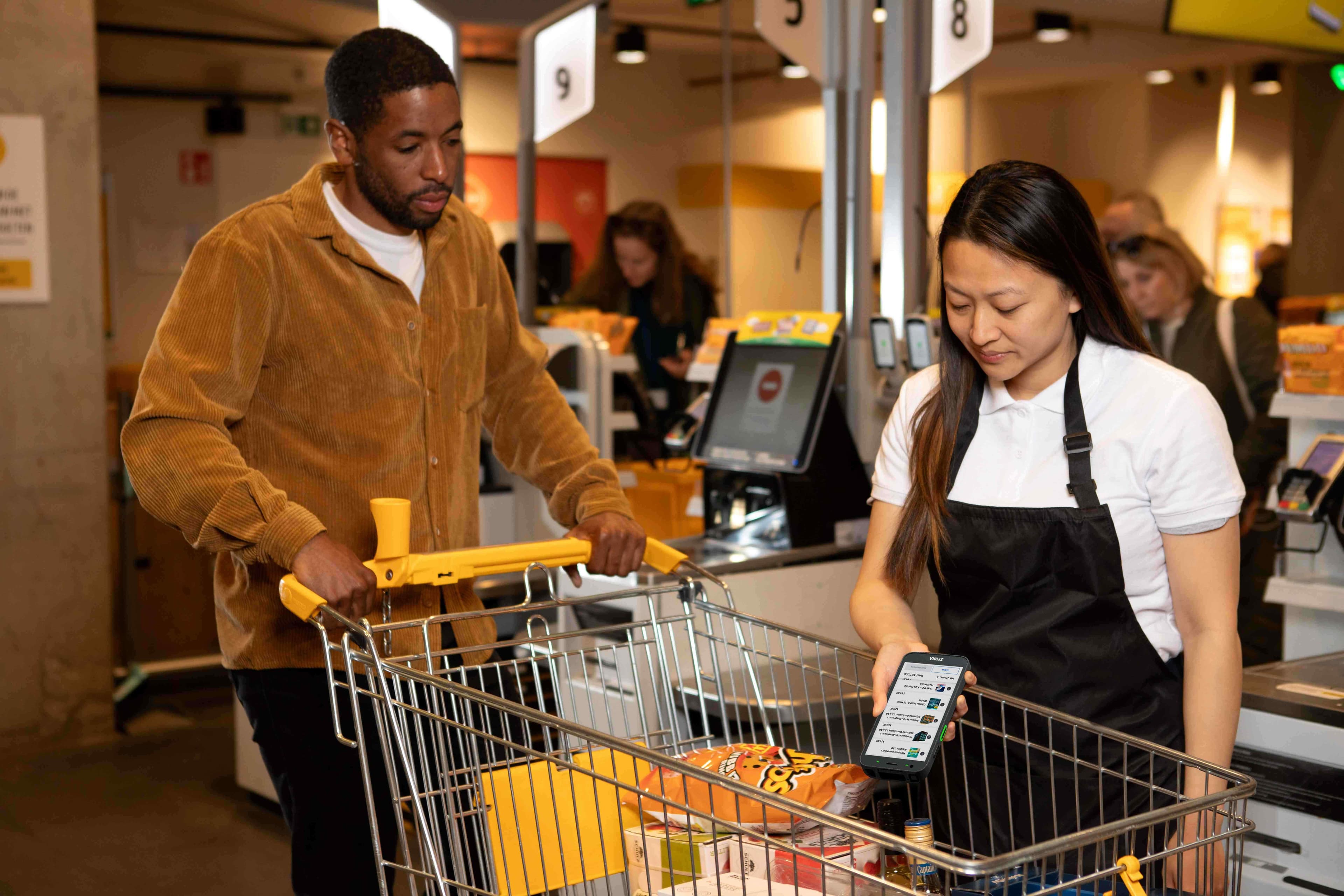 Terminal Zebra TC501 en carrito de compras para cumplimiento RFID en retail